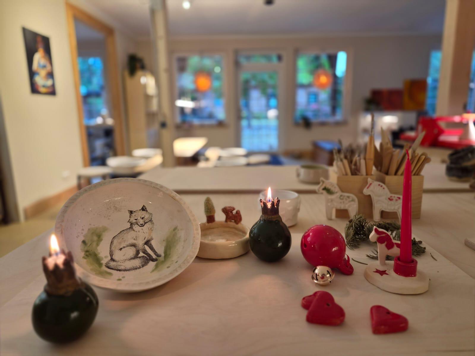 Handgefertigte weihnachtliche Keramik und Kerzenhalter im Keramikstudio Gut Moor
