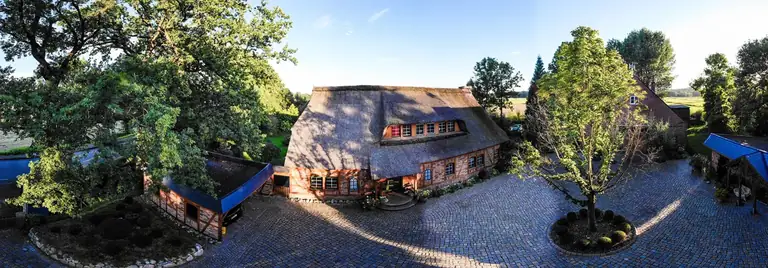 Historischer Hof Gut Moor in Hamburg mit Reetdach, Backstein und Feldern